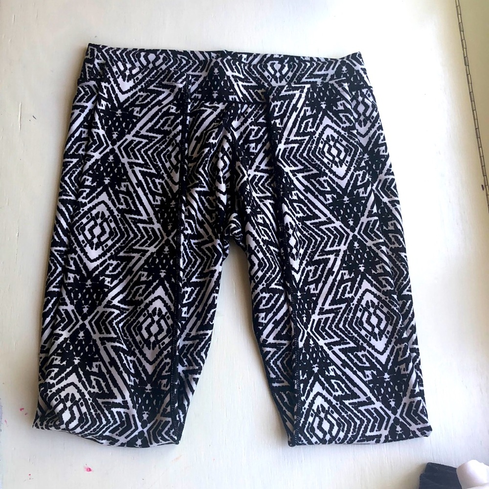 Black and white Reebok leggings